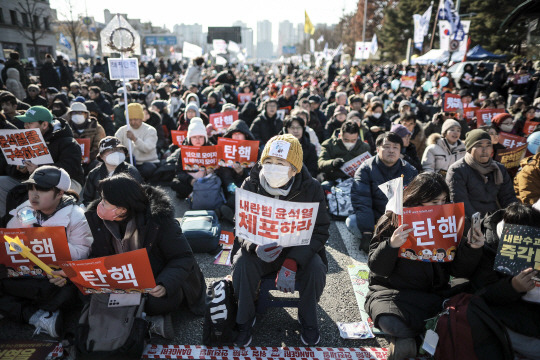 ‘대통령 탄핵!’ 시민들이 14일 윤석열 대통령 탄핵소추안 표결을 앞두고 국회 앞에서 열린 집회에서 피켓을 ‘탄핵’을 외치고 있다. 뉴시스