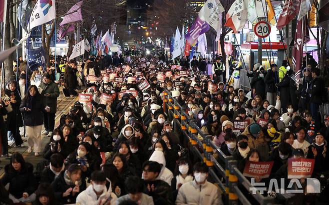 [서울=뉴시스] 김선웅 기자 = 13일 서울 서대문구 신촌 연세로 일대에서 비상계엄대응을 위한 전국 대학 총학생회 공동행동 주최 총궐기 집회에 참가한 대학생들이 윤석열 대통령의 비상계엄 선포 규탄 및 퇴진을 요구하고 있다. 2024.12.13. mangusta@newsis.com