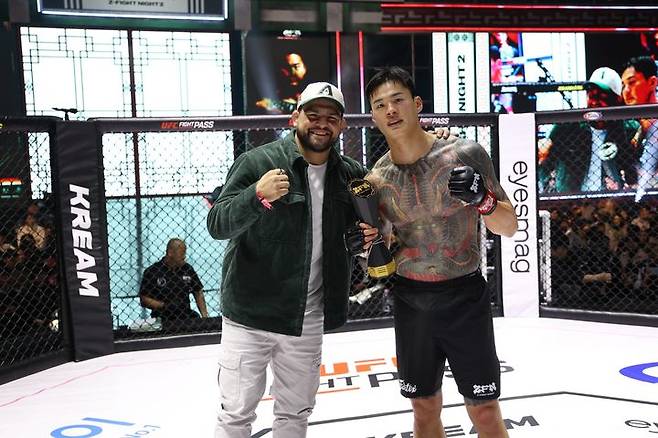 [서울=뉴시스] ZFN 02 메인 이벤트에서 김한슬을 꺾고 승리한 황인수. (사진=ZFN 제공) *재판매 및 DB 금지