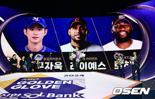 [OSEN=김성락 기자] 13일 오후 서울시 강남구 삼성동 코엑스 오디토리움에서 2024 신한 SOL뱅크 KBO 골든글러브 시상식이 열렸다. '2024 신한 SOL 뱅크 KBO 골든글러브 시상식'은 KBO리그 포지션별 최고의 선수를 가리는 시상식으로 투수, 포수, 지명타자, 1루수, 2루수, 3루수, 유격수, 및 외야수 등 총 10개 부문의 수상자를 선정한다.골든글러브 외야수 부분 삼성 구자욱, 롯데 레이예스, KT 로하스가 수상했다. 삼성 구자욱이 소감을 전하고 있다. 2024.12.13 / ksl0919@osen.co.kr