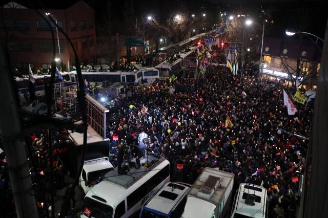 ▲ 2016년 12월 3일 6차 박근혜 퇴진 집회. 시민들은 청와대 턱 밑에서 "박근혜 퇴진"을 외쳤다. ⓒ연합뉴스