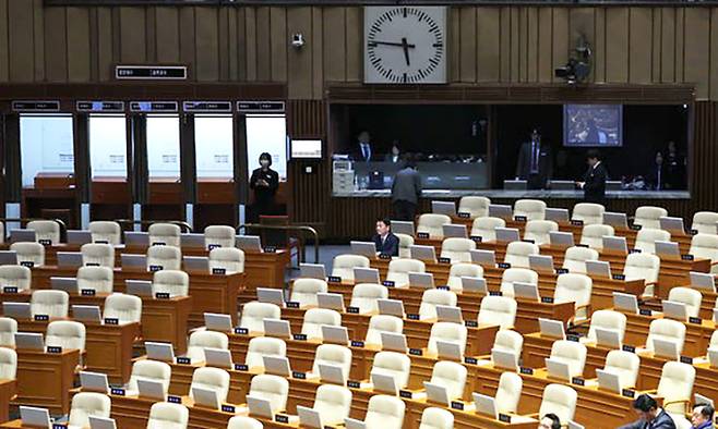 안철수 국민의힘 의원이 7일 오후 서울 여의도 국회에서 열린 제418회국회(정기회) 제17차 본회의에서 윤석열 대통령탄핵소추안이 상정되고 홀로 자리를 지키고 있다. 연합뉴스