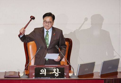 우원식 국회의장이 14일 국회 본회의에서 윤석열 대통령 탄핵소추안 가결을 선포하고 있다. 연합뉴스