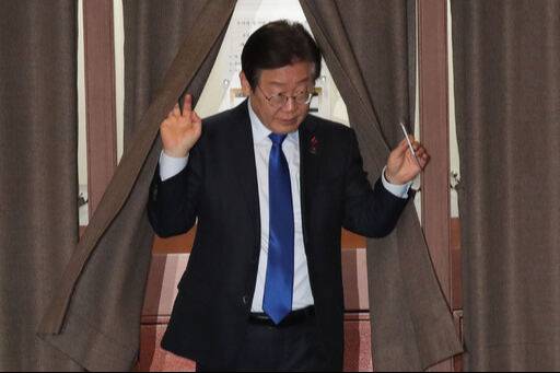 더불어민주당 이재명 대표가 14일 국회 본회의에서 윤석열 대통령 탄핵소추안에 대한 투표를 하고 있다. 뉴스1