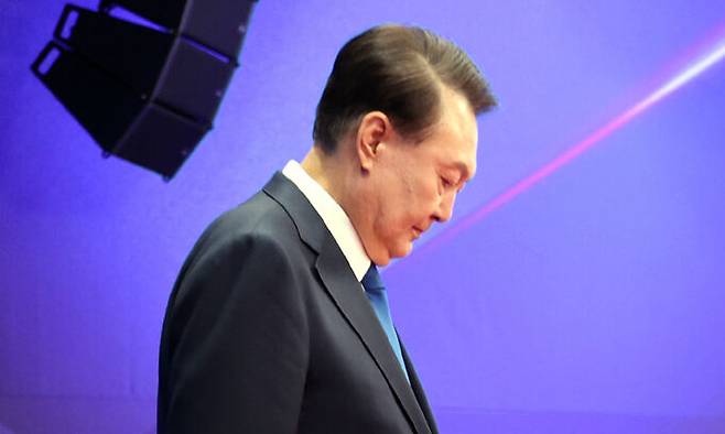 윤석열 대통령이 지난 10월21일 서울 서대문구 경찰청에서 열린 제79주년 경찰의 날 기념식에서 축사를 마친 뒤 단상을 내려오고 있다. 대통령실사진기자단