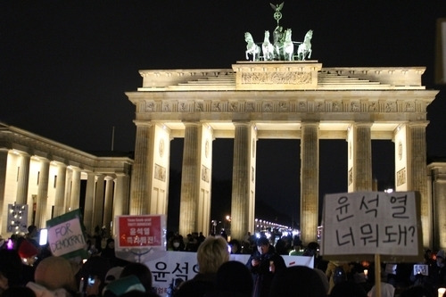 독일 베를린 브란덴부르크문 앞에서 열린 탄핵 촉구 집회. 연합뉴스