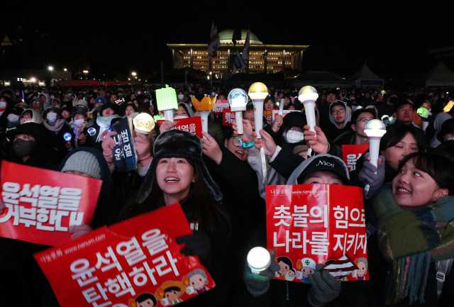 지난 7일 서울 여의도 국회 앞에서 열린 윤석열 대통령 탄핵 촉구 집회에서 참가자들이 탄핵안 통과를 촉구하고 있다./연합뉴스