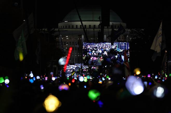 윤석열 대통령 탄핵소추안이 가결된 직후 시민들이 형형색색 응원봉을 들고 환호하고 있다. ⓒ연합뉴스