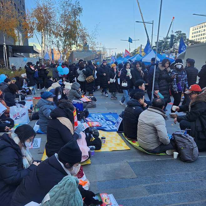 14일 윤석열 대통령에 대한 탄핵소추안 표결이 예정된 국회의사당역 앞의 모습. 많은 인파가 몰렸지만, 시민들이 질서 정연하게 이동하고 있다. ⓒ시사저널 이태준