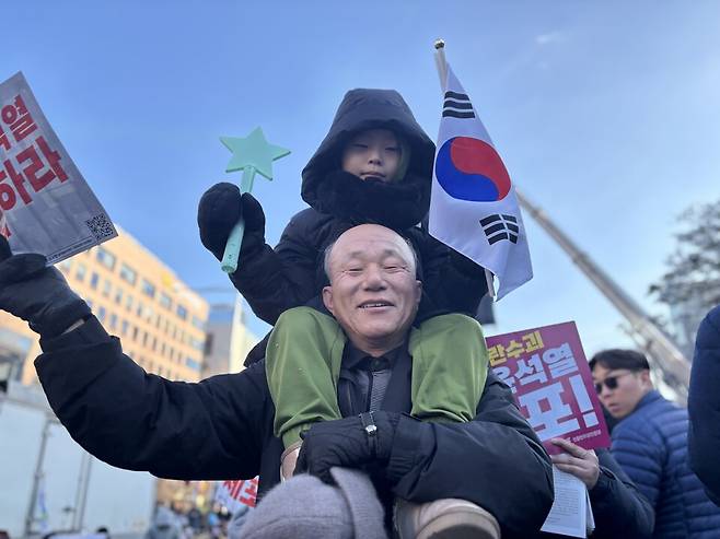 14일 윤석열 대통령에 대한 탄핵소추안이 가결되자 시민들이 미소를 짓고 있다. ⓒ시사저널 정윤경