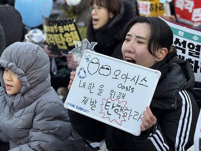 14일 윤석열 대통령에 대한 탄핵소추안이 통과되기를 촉구하는 한 시민의 모습 ⓒ시사저널 정윤경