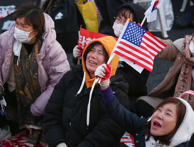 14일 오후 서울 중구 세종대로에서 보수 성향의 시민단체가 주최한 집회 현장. 시민들은 오후 5시경 윤석열 대통령에 대한 탄핵소추안 가결 소식을 듣자 슬픈 표정을 짓고 있다. ⓒ시사저널 임준선