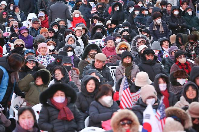 14일 오후 서울 중구 세종대로에서 보수 성향의 시민단체가 주최한 집회에서 시민들이 윤석열 대통령에 대한 탄핵소추안 가결 소식을 들은 직후의 모습. 이들은 그 순간 아무런 반응을 보이지 않았다. ⓒ시사저널 임준선