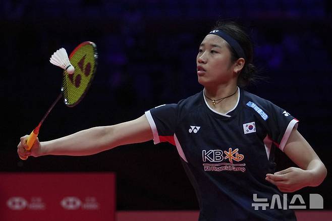 안세영(1위)이 HSBC 월드투어 파이널스 여자 단식 준결승에서 왕즈이(2위·중국)와 경기하고 있다. /사진=뉴시스