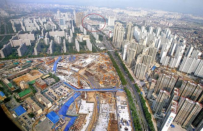 저층인 잠실주공아파트 재건축 모습. 가운데 위는 롯데타워 자리. 2006년 [연합뉴스 자료사진]