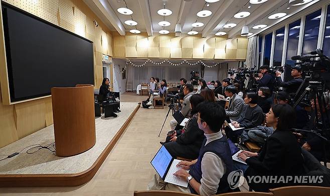 한국 취재진과 간담회하는 한강 작가 (스톡홀름=연합뉴스) 김도훈 기자 = 2024 노벨문학상 수상자인 한강 작가가 11일(현지시간) 스웨덴 스톡홀름의 한 출판사에서 한국 취재진과 기자간담회를 하고 있다. 2024.12.12 superdoo82@yna.co.kr