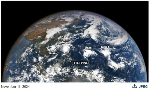 서태평양서 4개 태풍 동시 활동 지난달 11일(현지시간) 미국 항공우주국(NASA)이 촬영한 지구 위성사진. 필리핀 주변에 인싱, 도라지, 우사기, 만이 등 4개 태풍이 동시에 활동하고 있다. 2024.12.14
[미국 항공우주국(NASA) 홈페이지 캡처. 재판매 및 DB 금지]