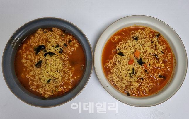 (좌) 하림 오징어라면 (우) 농심 오징어짬뽕을 조리한 모습 (사진=한전진 기자)