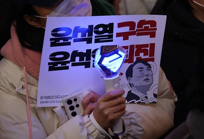 10일 오후 대구 중구 동성로에서 ‘윤석열퇴진 대구시국회의’가 윤 대통령 퇴진을 촉구하는 집회인 대구시민시국대회를 열고 있다. 이 단체에는 대구·경북 85개 시민사회·노동단체, 정당이 속해 있다. 주최 측은 이날 집회에 시민 등 5천여명이 참석했다고 밝혔다. 사진 | 연합뉴스