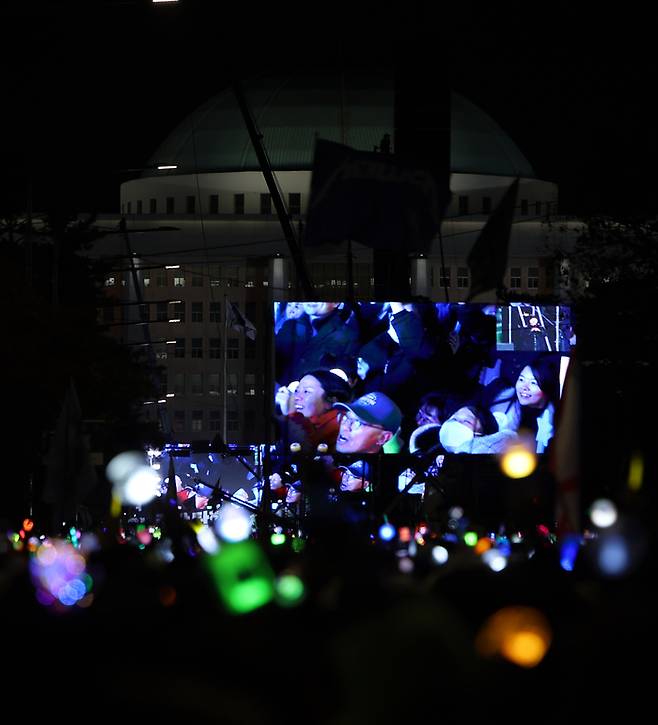 촛불 대신 응원봉. 사진 | 연합