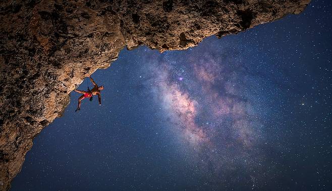 스페인에서 한 클라이머가 은하수를 배경으로 암벽 등반을 하고 있다. / 2024 Nature’s Best Photography