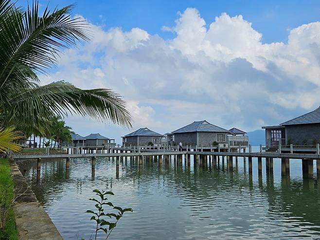베다나 라군 리조트 앤 스파. 동남아시아 최대 석호인 땀장호 위에 떠 있는 워터풀빌라가 특히 이색적이다. /후에=장우정 기자
