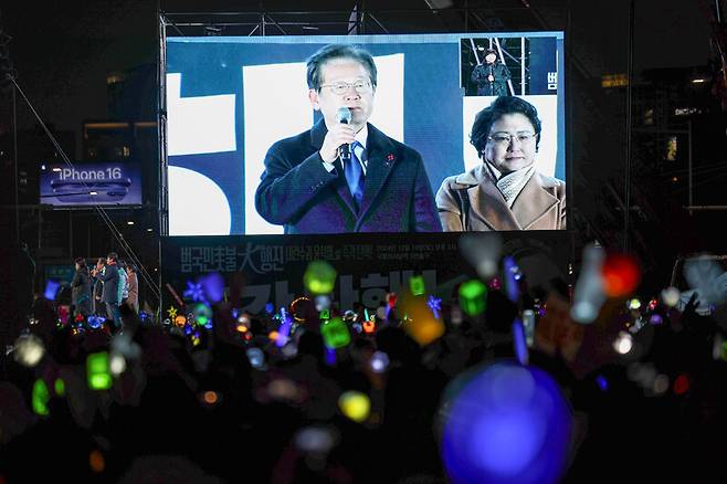 14일 서울 영등포구 여의도 국회 앞에서 열린 윤석열 대통령 탄핵 촉구 집회에서 참석자들이 더불어민주당 이재명 대표의 발언을 들으며 응원봉을 흔들고 있다. 연합뉴스