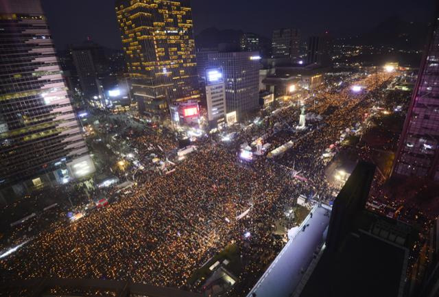 2016년 12월 3일 당시 18대 대통령으로 재직 중이던 박근혜 전 대통령의 즉각 퇴진을 요구하는 6차 촛불집회가 열린 광화문 광장 모습. 한국일보 자료사진