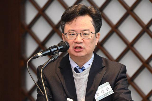 권재원 아주대 에너지시스템학과 교수가 13일 제6회 환경원탁토론회에서 폐알루미늄캔의 재활용을 통한 순환경제 구축과 탄소국경세 대응에 관해 발표하고 있다. 권 교수는 국내에서 사용되는 알루미늄을 모두 신재 대신 재활용 소재로 사용한다고 가정할 경우, 연간 최대 6,950만 유로(약 1,000억 원)의 탄소국경세를 절감할 수 있다고 추정했다. 박시몬 기자