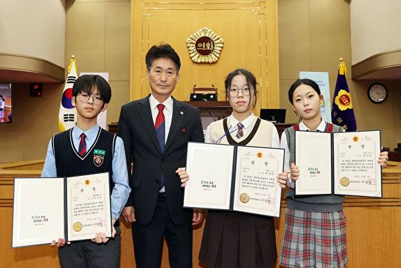 이양섭(왼쪽 두번째) 충북도의회 의장이 13일 청소년 스피치왕 선발대회 중등 부문 수상자들과 기념 촬영을 하고 있다. [사진=충북도의회]