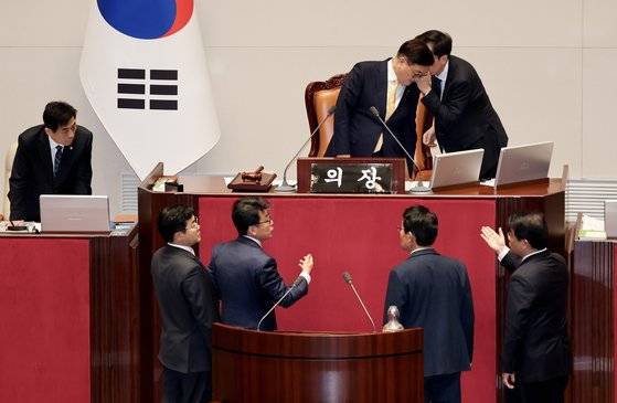 우원식 국회의장이 10일 국회에서 열린 본회의에서 2025년도 예산안 처리에 앞서 더불어민주당 진성준 정책위의장, 박찬대 원내대표, 국민의힘 김상훈 정책위의장, 배준영 원내수석부대표와 대화하고 있다. 전민규 기자. 2024.12.10.