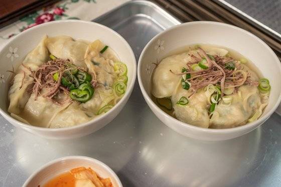 영화 '대가족'에서 주인공 무옥이 만둣집을 한다는 설정은 설 명절음식으로 전해온 만두국이 가족과 혈연에을 중시하는 무옥 캐릭터를 잘 보여줄거라는 양우석 감독의 판단에서 설정했다. 사진 롯데엔터테인먼트