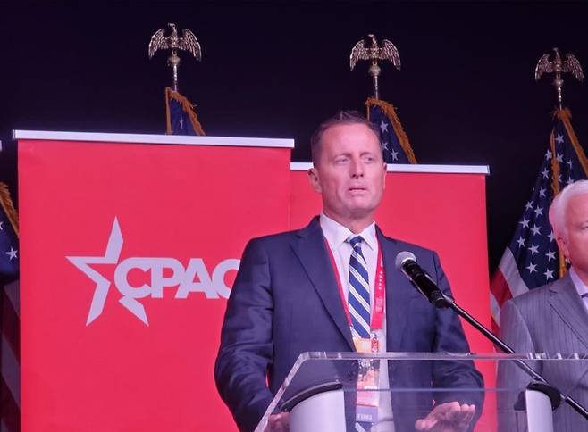 미국 공화당 대선 후보인 도널드 트럼프 전 대통령의 '외교 책사'격인 리처드 그레넬 전 독일주재 미국 대사가 지난 7월 18일(현지시간) 위스콘신주 밀워키에서 열린 보수정치행동회의(CPAC) 주최 브리핑에서 발언하고 있다. 사진=연합뉴스