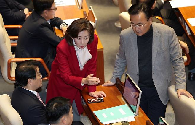 정기 국회 마지막 날인 10일 본회의에서 나경원 국민의힘 의원 등이 얘기를 나누고 있다. 강은구기자 2024.12.10