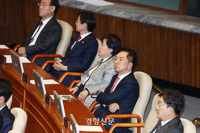 국민의힘 의원들이 14일 국회에서 침통한 표정으로 윤석열 대통령 탄핵안 표결 결과를 기다리고 있다. 한수빈 기자