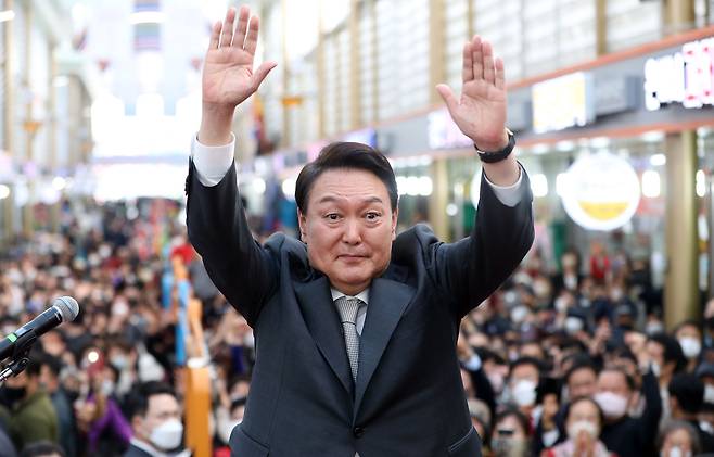 President Yoon Suk Yeol greets citizens in Jinju, South Gyeongsang, on April 21, 2022. [YONHAP]