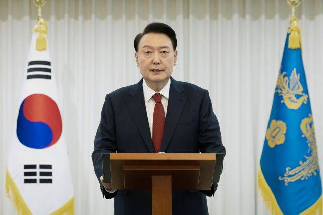 윤석열 대통령이 지난 14일 본인의 탄핵소추안이 국회에서 가결된 뒤 한남동 관저에서 대국민담화를 하고 있다. 대통령실 제공