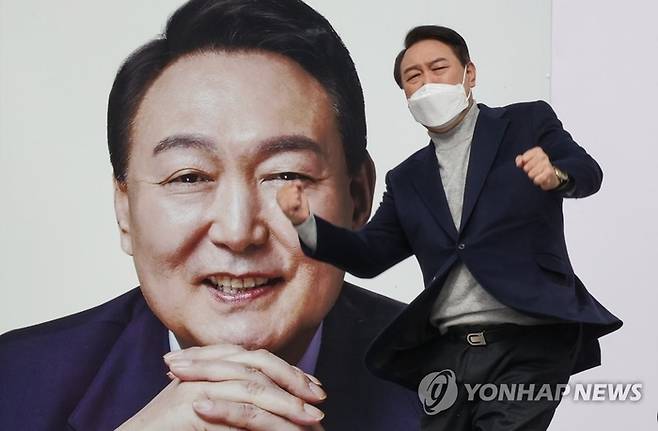지난 2022년 2월 국민의힘 윤석열 대선 후보가 경남 김해시 김수로왕릉 앞 광장에서 유세한 뒤 어퍼컷 세리머니를 하고 있다. [사진=연합뉴스]