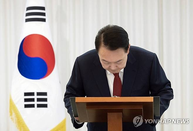 윤석열 대통령이 본인의 탄핵소추안이 국회에서 가결된 14일 서울 한남동 관저에서 가진 대국민 담화 중 인사하고 있다. [사진 제공=대통령실]