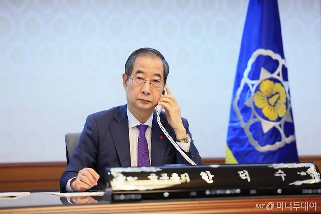[서울=뉴시스] 고범준 기자 = 한덕수 대통령 권한대행 겸 국무총리가 15일 오전 조 바이든 美 대통령과 통화하고 있다. (사진=총리실 제공) 2024.12.15.  *재판매 및 DB 금지 /사진= 국무총리실