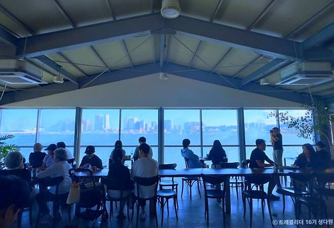 한국관광공사가 속초 당일치기 여행 코스를 추천했다. 사진은 칠성조선소 2층에서 바라본 청초호 풍경. /사진=한국관광공사