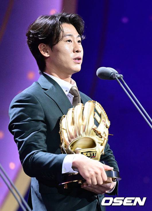 [OSEN=최규한 기자] 13일 오후 서울 삼성동 코엑스 오디토리움에서 ‘2024 신한 SOL뱅크 KBO 골든글러브’ 시상식이 열렸다.2024년 프로야구 포지션별 최고의 선수를 가리는 골든들러브 시상식은 투수, 포수, 지명타자, 1루수, 2루수, 3루수, 유격수, 및 외야수 등 총 10개 부문의 수상자를 선정한다.골든글러브 유격수 부문을 거머쥔 KIA 박찬호가 소감을 전하고 있다. 2024.12.13 / dreamer@osen.co.kr