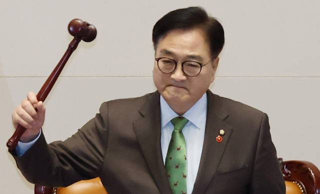 우원식 국회의장이 14일 국회 본회의에서 윤석열 대통령 탄핵소추안의 가결을 선포하며 의사봉을 두드리고 있다. 오승현 기자