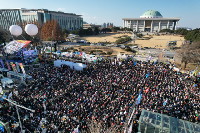 14일 서울 여의도 국회 앞에서 '윤석열 즉각 퇴진·사회대개혁 비상행동' 주최로 열린 촛불집회에 수많은 시민이 모여 있다. 연합뉴스