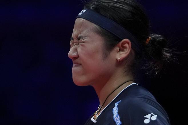 안세영(1위)이 14일(현지시각) 중국 항저우에서 열린 세계배드민턴연맹(BWF) HSBC 월드투어 파이널스 여자 단식 준결승에서 왕즈이(2위·중국)와 경기 중 얼굴을 찡그리고 있다. 안세영이 0-2로 지면서 결승에 오르지 못했다. 항저우(중국) ㅣ AP 뉴시스