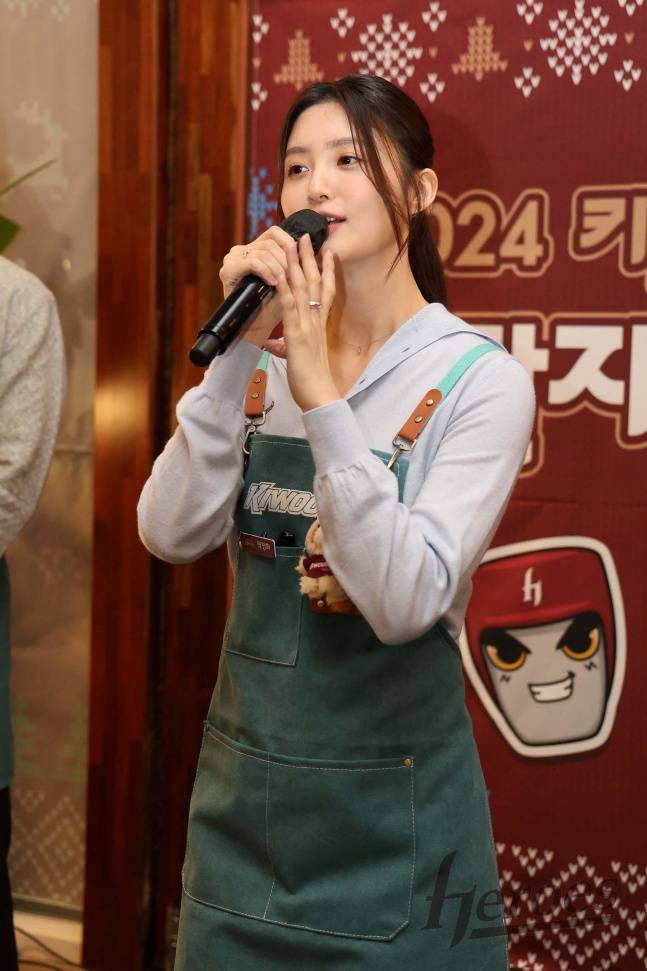 키움 '엔터 히어로' 박정화가 15일 서울 마곡동에 위치한 한 카페에서 열린 '2024 키움 히어로즈 연말자선행사'에서 경매를 진행하고 있다. /사진=키움 히어로즈 제공