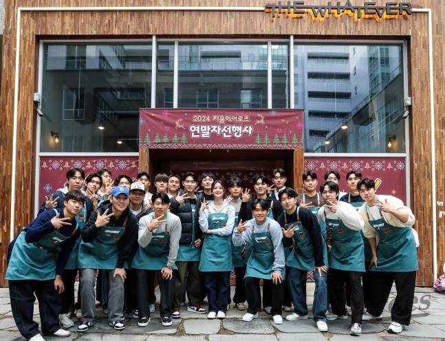 키움 선수단과 엔터 히어로 박정화 씨(가운데)가 15일 서울 마곡동에 위치한 한 카페에서 열린 '2024 키움 히어로즈 연말자선행사'에서 기념사진을 찍고고 있다. /사진=키움 히어로즈 제공