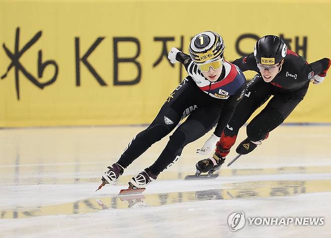 질주하는 김길리 (서울=연합뉴스) 임헌정 기자 = 한국 쇼트트랙 대표팀의 김길리가  15일 서울 양천구 목동아이스링크에서 열린 2024-2025 국제빙상경기연맹(ISU) 쇼트트랙 월드투어 4차 대회 혼성계주 결승에서 질주하고 있다. 2024.12.15 kane@yna.co.kr