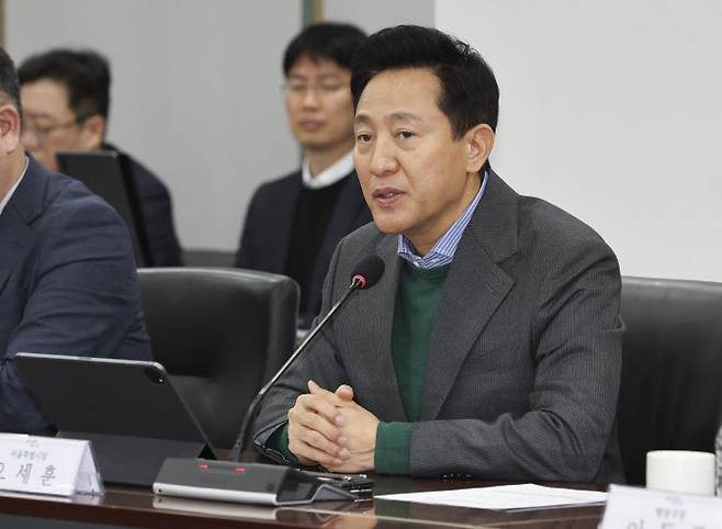 오세훈 서울시장이 12일 서울시청 기획상황실에서 열린 시ㆍ구 합동 비상경제회의에서 모두발언을 하고 있다.  2024.12.12. ks(사진=뉴시스)