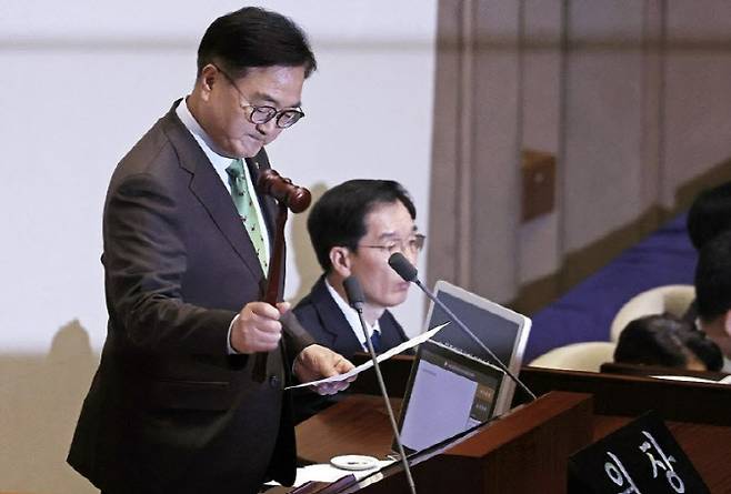 우원식 국회의장이 14일 국회에서 윤석열 대통령 탄핵소추안 가결을 선포하고 있는 모습. (사진=연합뉴스)